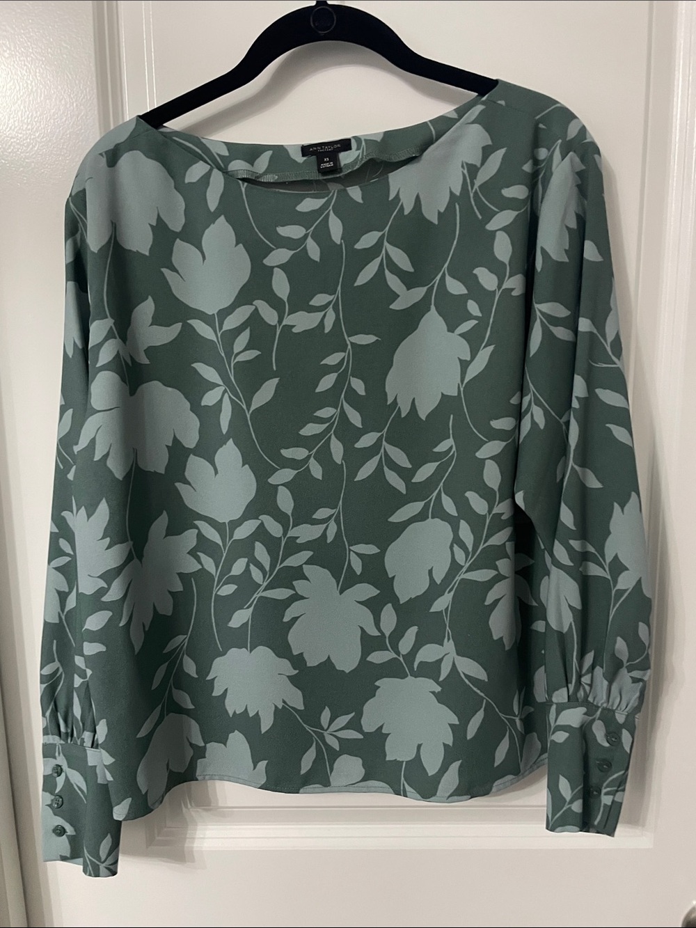 Ann Taylor Green Floral Long Sleeve Blouse